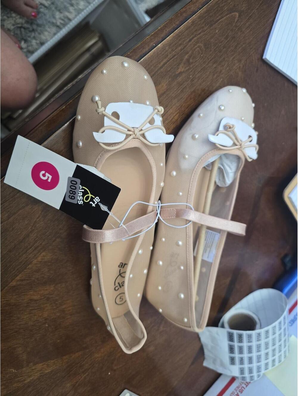 Size 5 big kids shoes item 89 bin 11